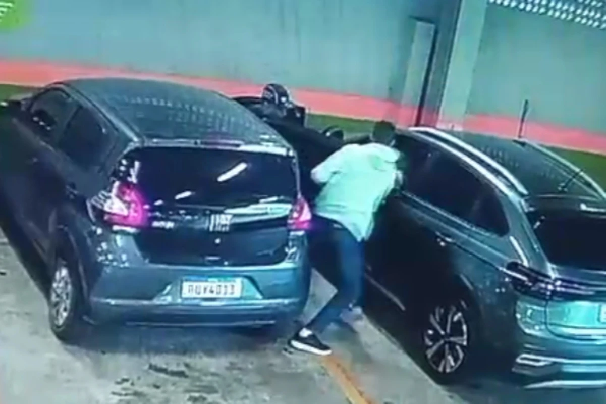 Vídeo: suspeitos fazem mulher refém durante roubo em estacionamento