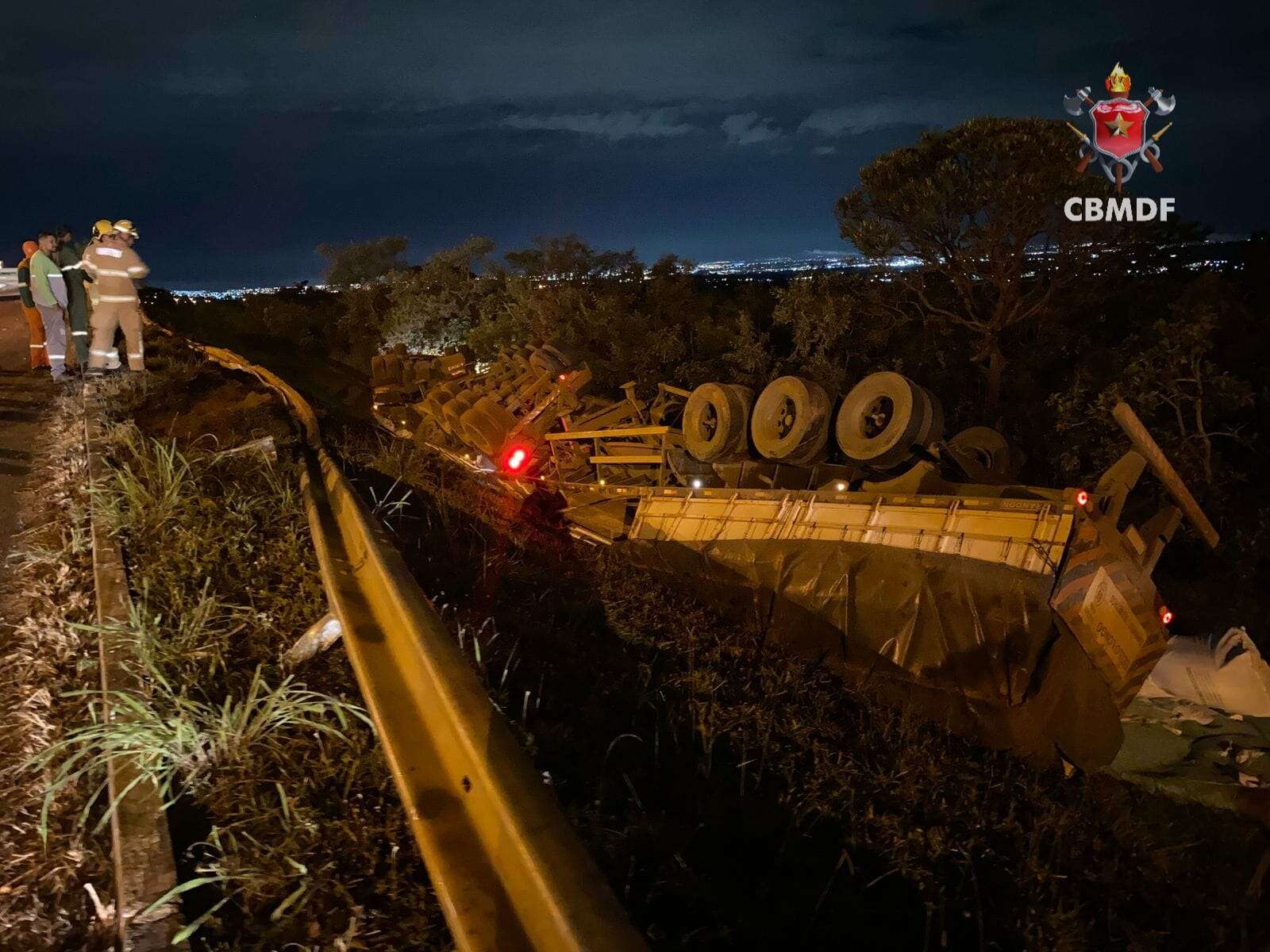 Carreta que transportava adubo capota na BR-040. Veja imagens