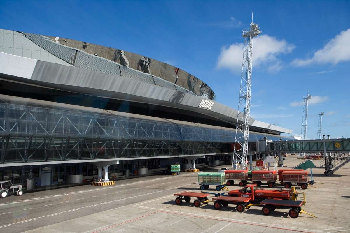 Avião tem problemas técnicos e retorna ao Recife logo após decolar