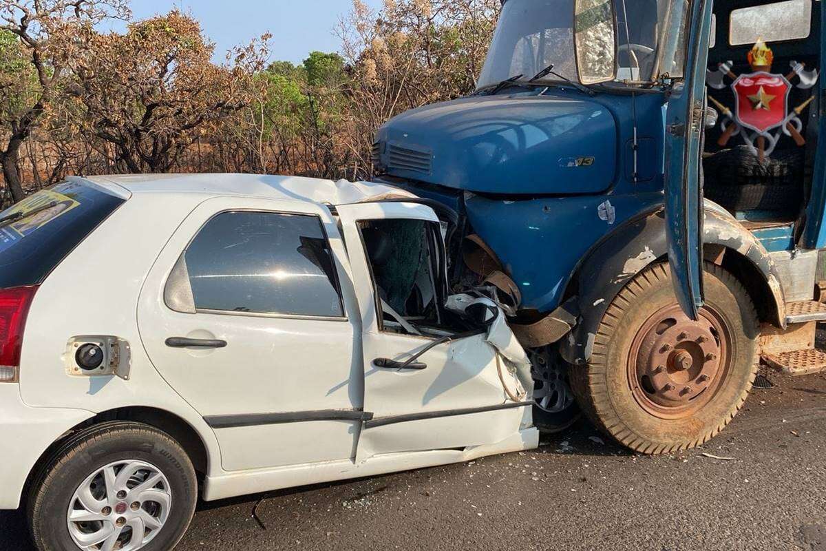 Motorista morre ao bater de frente com caminhão-pipa em rodovia no DF