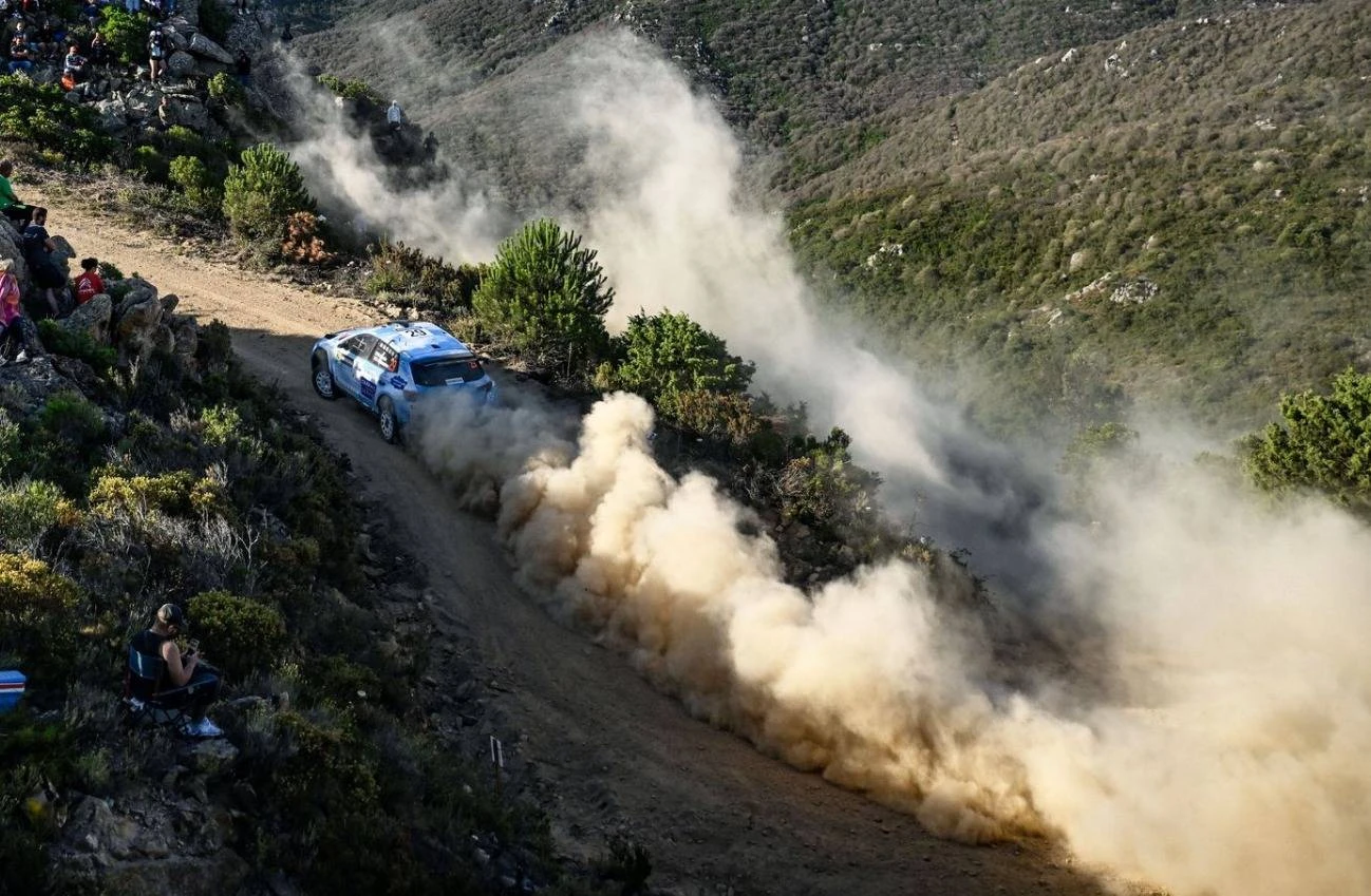 Carro desgovernado mata 3 pessoas durante corrida de rali na França
