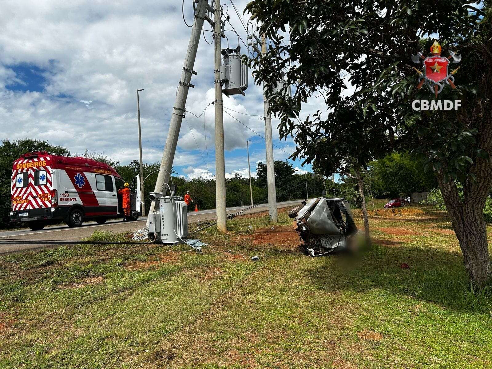 Motorista morre após carro bater contra poste e capotar na DF-280