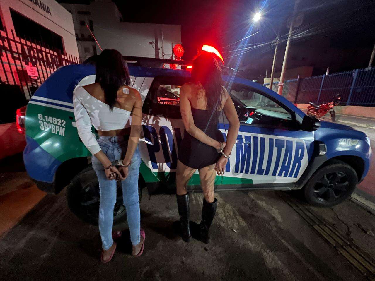 Travestis são presas por roubar cliente após programa em Goiás