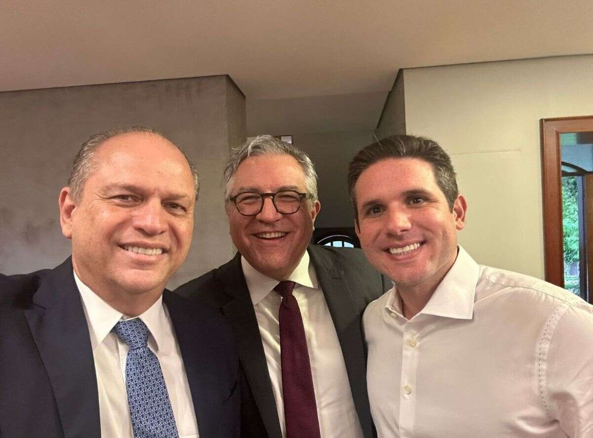 Com reforma ministerial à vista, Padilha almoça com Hugo Motta