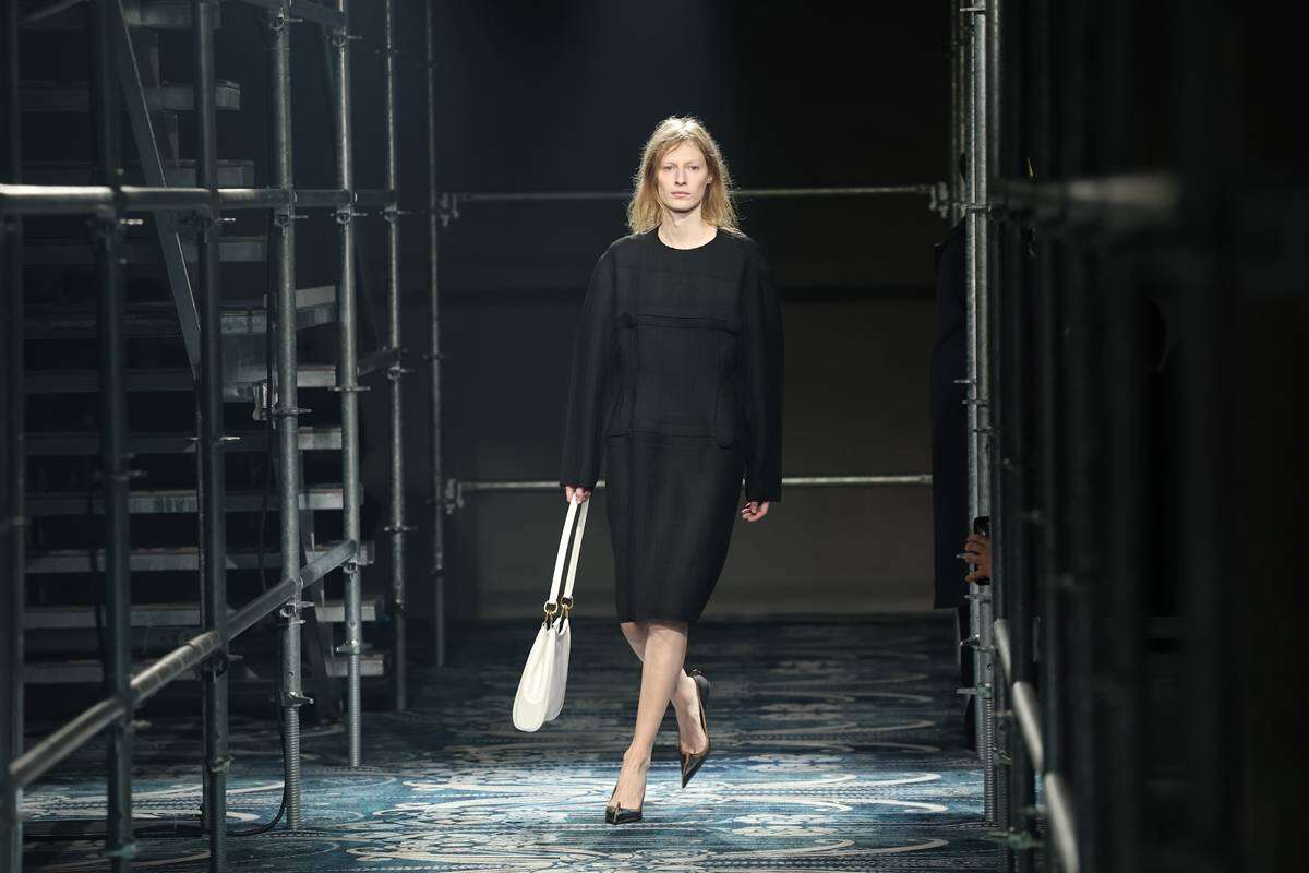 Prada interroga ideias de feminilidade e beleza no outono/inverno 2025