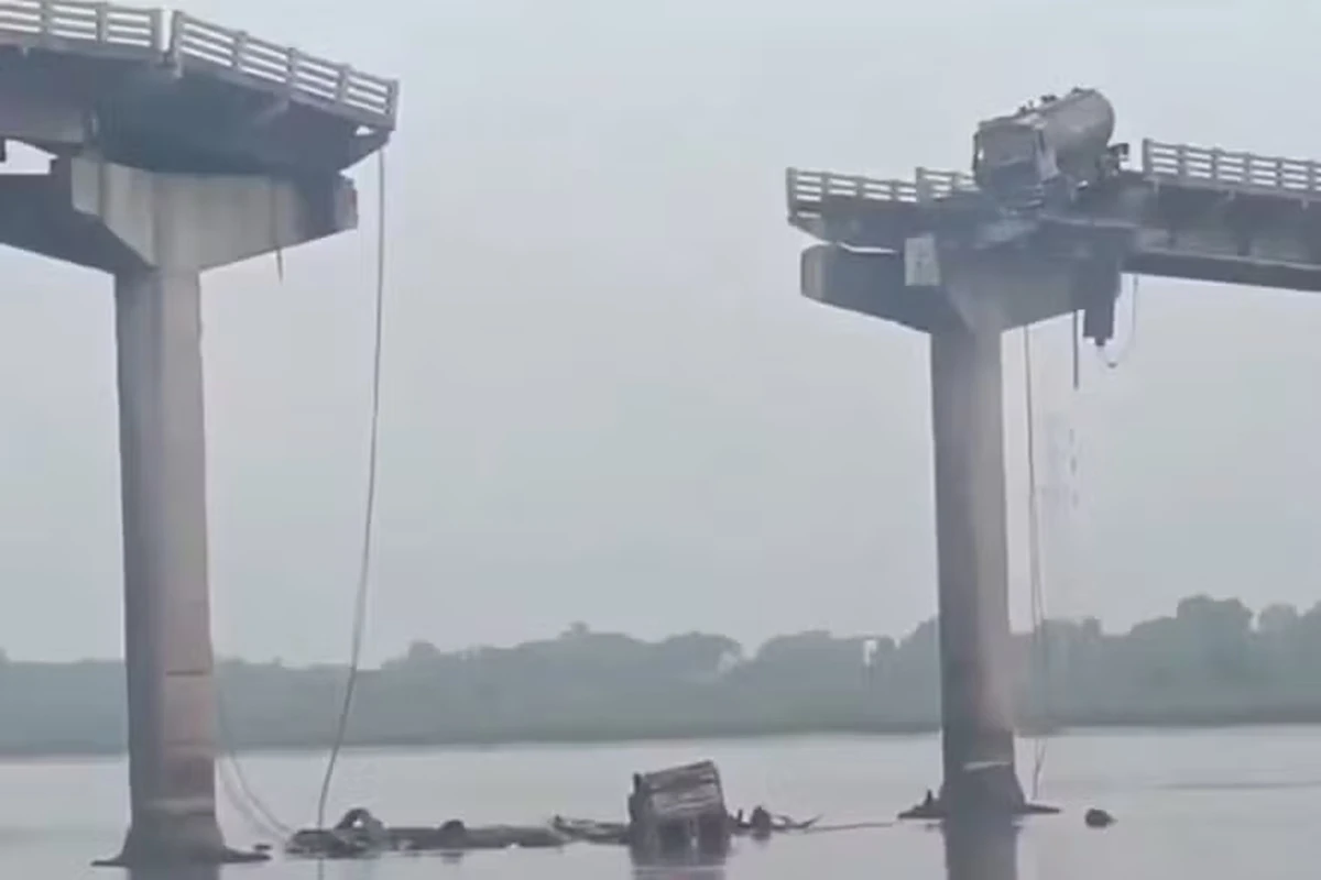 Ponte desaba e mata pelo menos 10 pessoas na Índia. Vídeo
