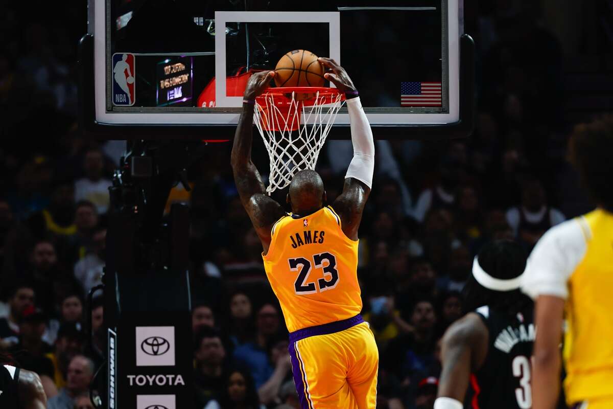 Lakers aproveitam 40 pontos de LeBron James e batem Blazers