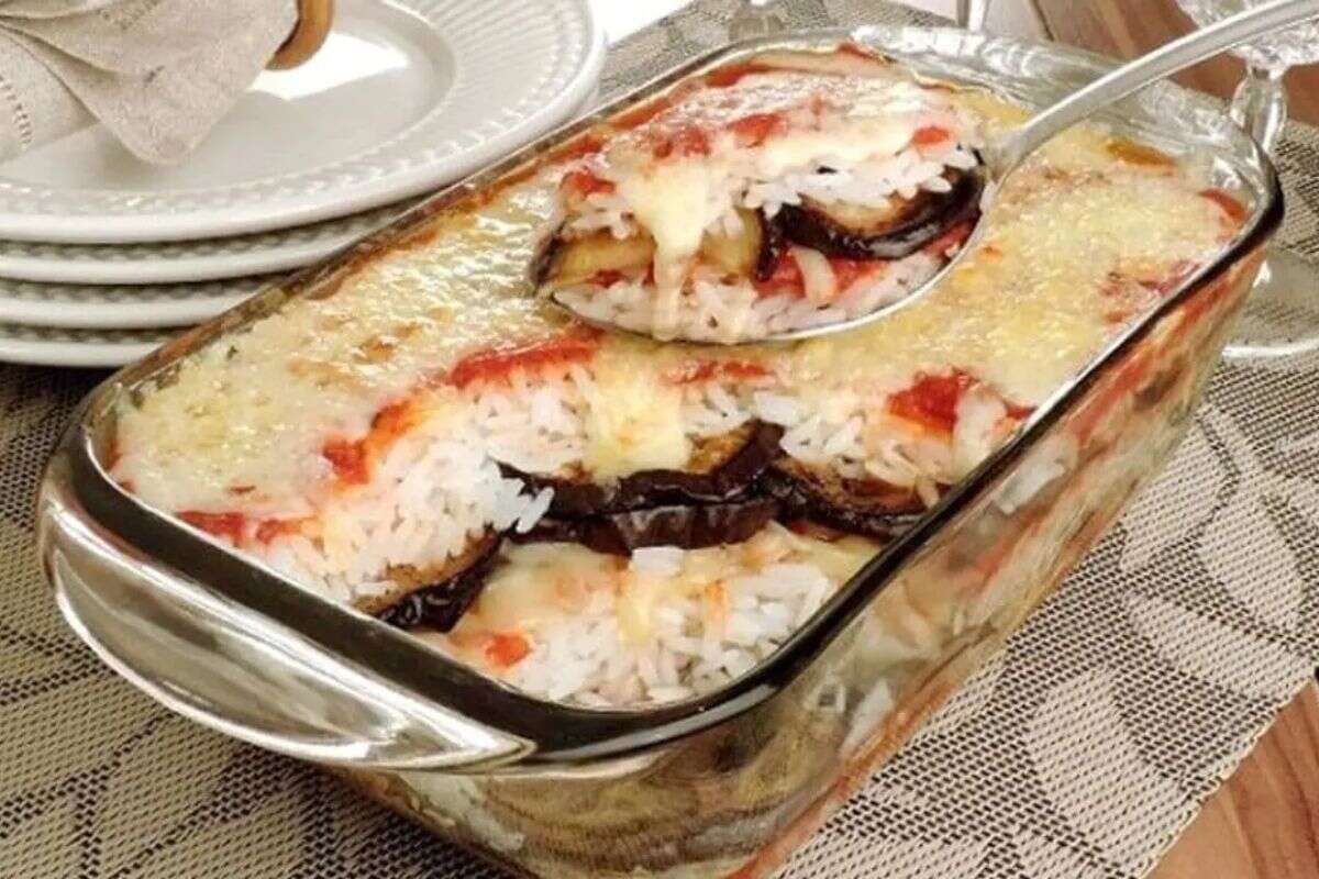 Arroz de forno com berinjela à parmegiana: almoço simples e delicioso