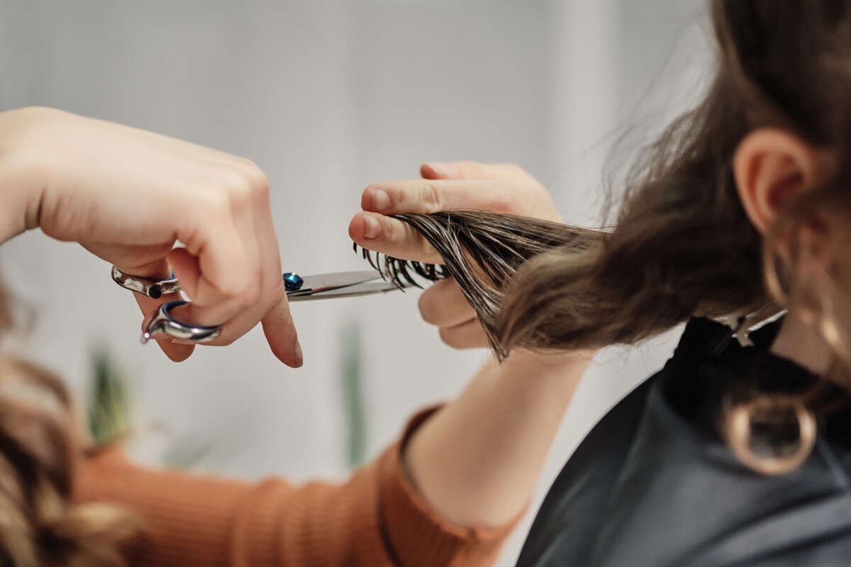 Fazer jejum intermitente prejudica a saúde do cabelo, sugere estudo