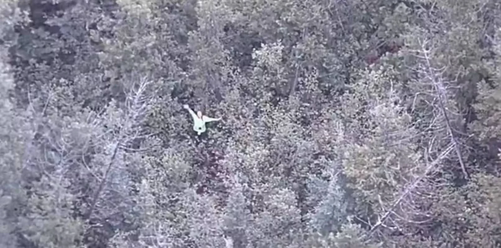 Mulher é resgatada de helicóptero após se perder em desafio do YouTube