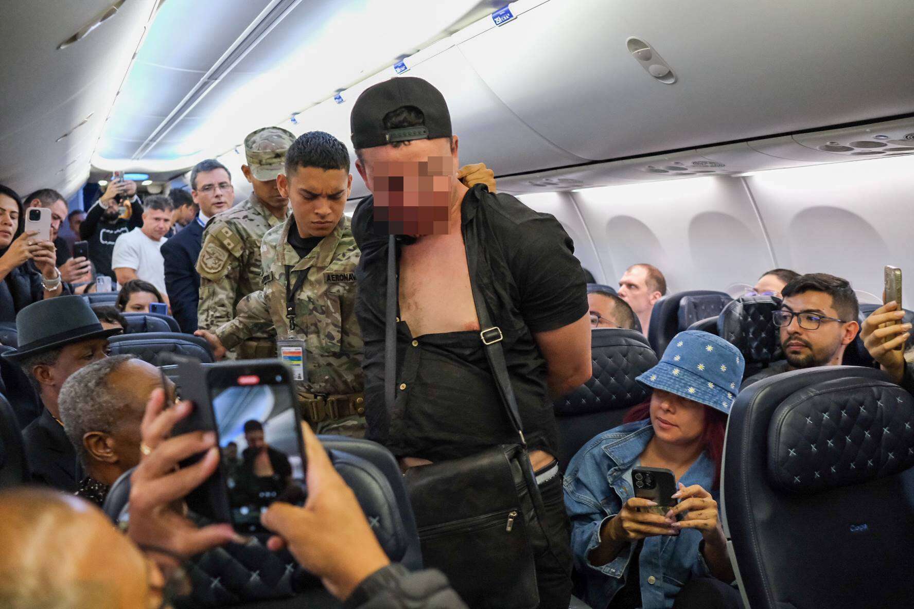 Passageiro tenta abrir porta de avião em voo Brasília–Panamá. Vídeo