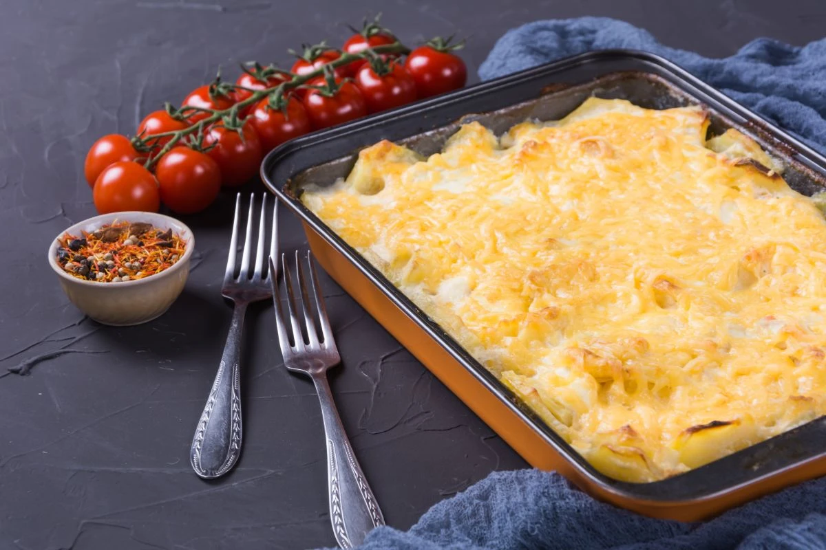 Frango cremoso de forno fica pronto rápido e serve a família toda