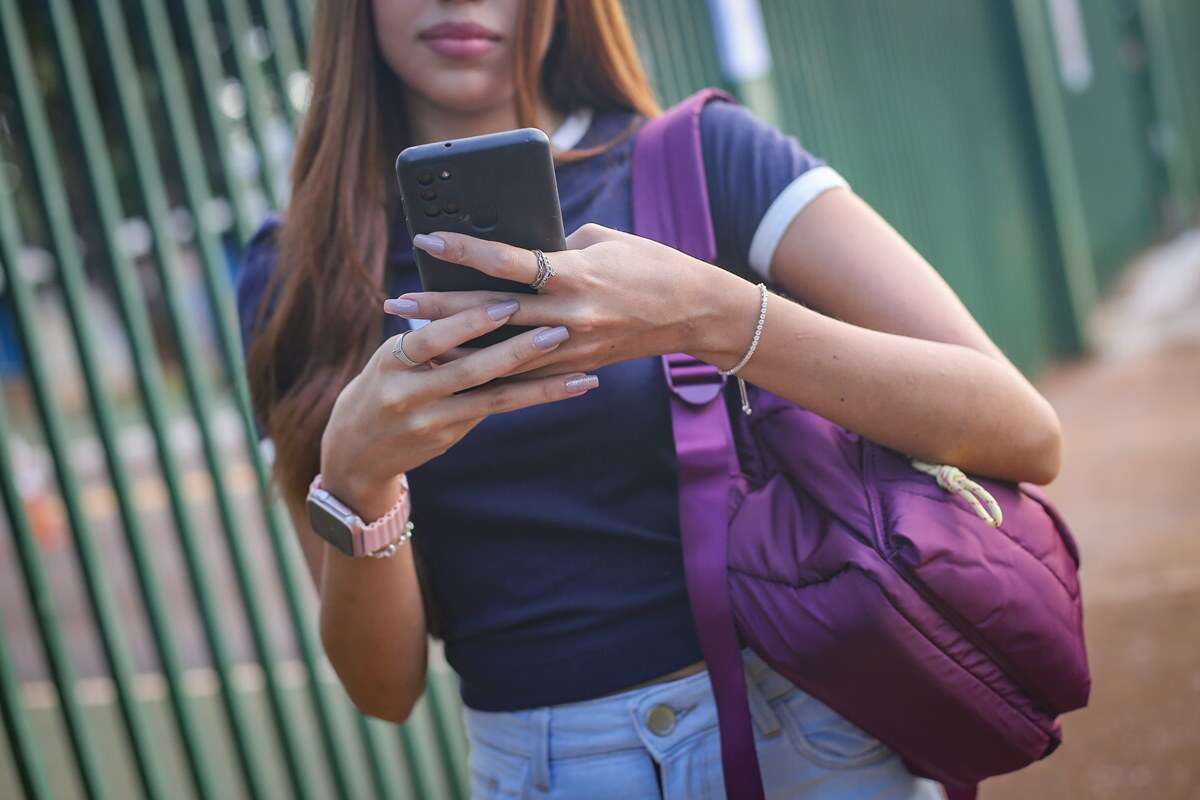 DF: sem celulares, 470 mil estudantes voltam às aulas na rede pública