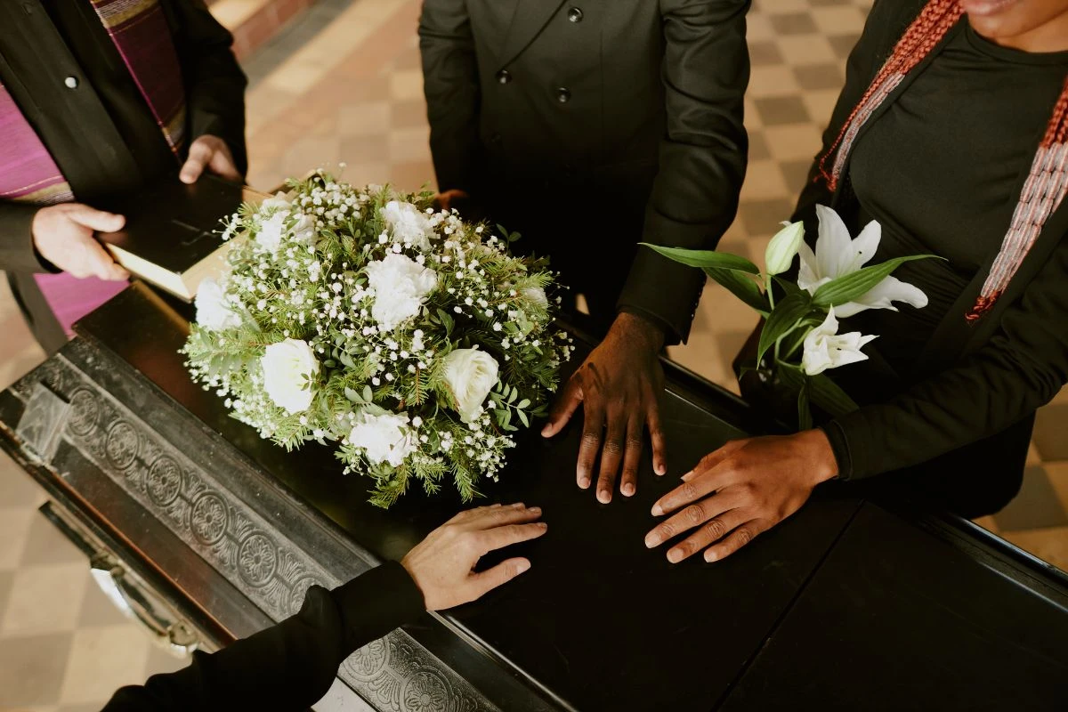 Mulher processa funerária após encontrar desconhecido no caixão do tio