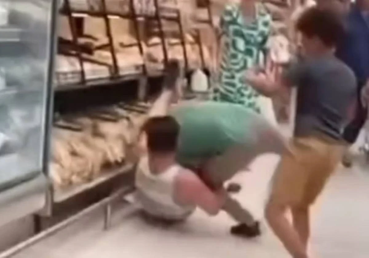 Pegador de pão vira motivo para troca de socos em supermercado; vídeo