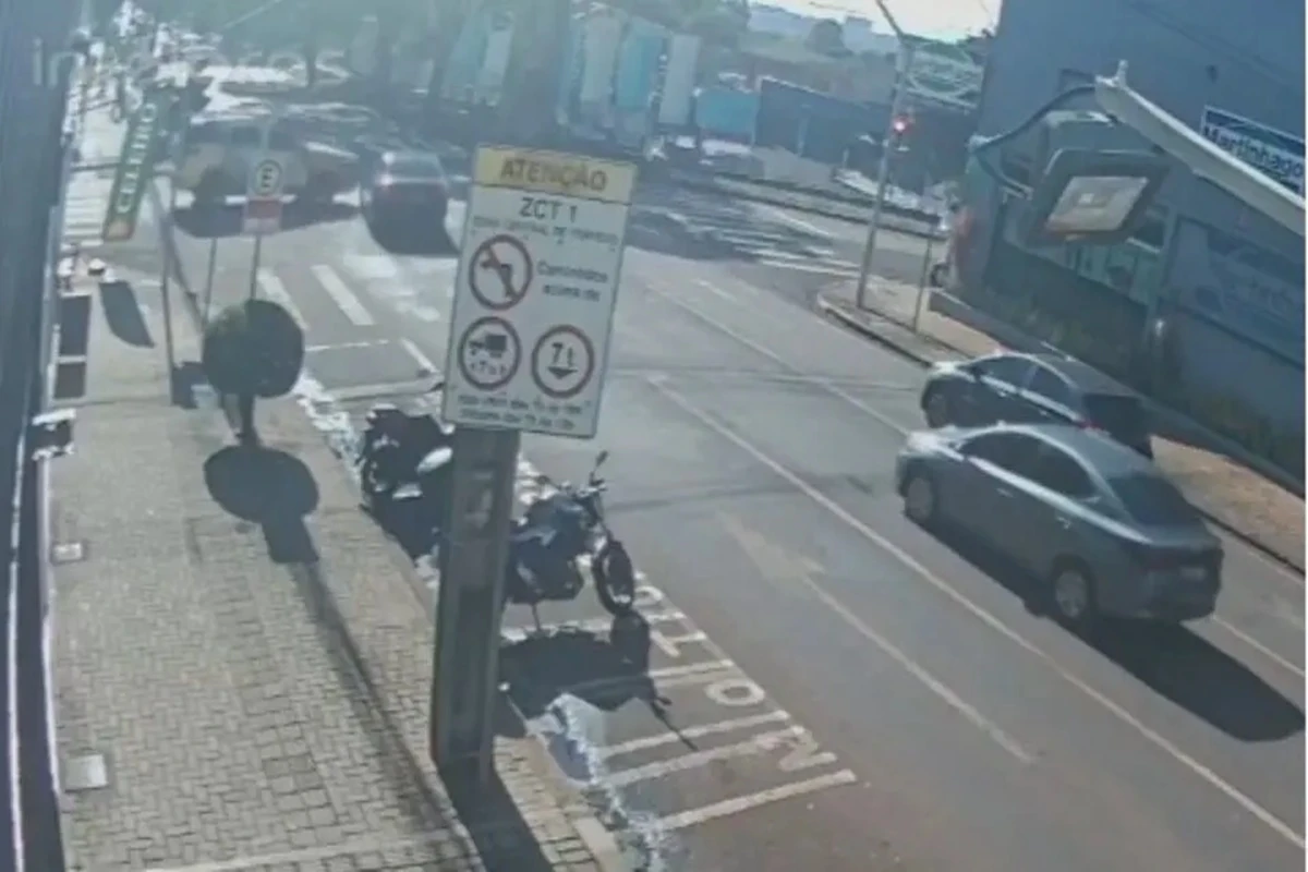 PR: carro avança sinal vermelho e bate na viatura da PM; veja vídeo