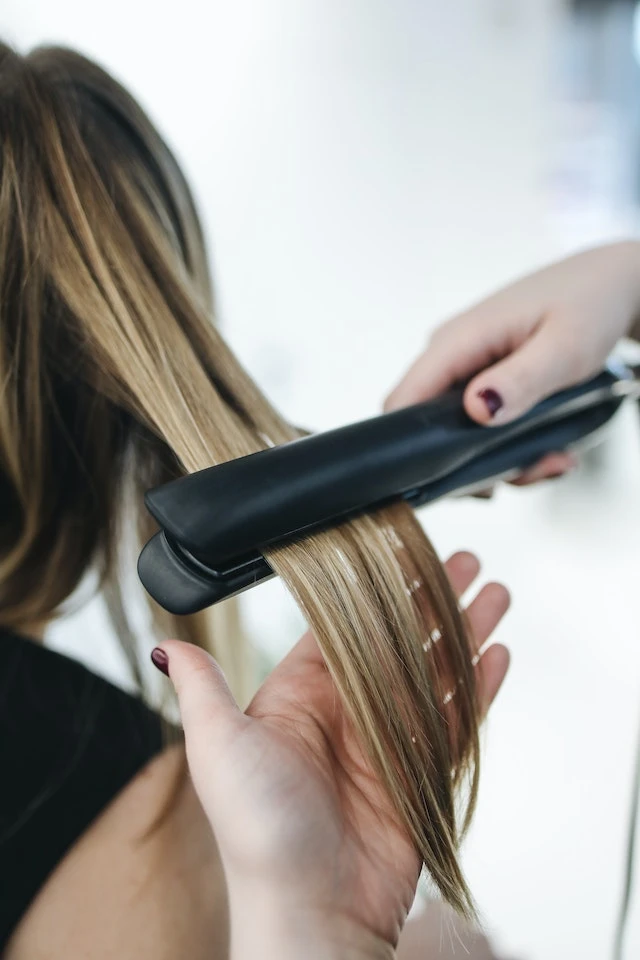 Como não deixar que uso de chapinha e babyliss detone seu cabelo