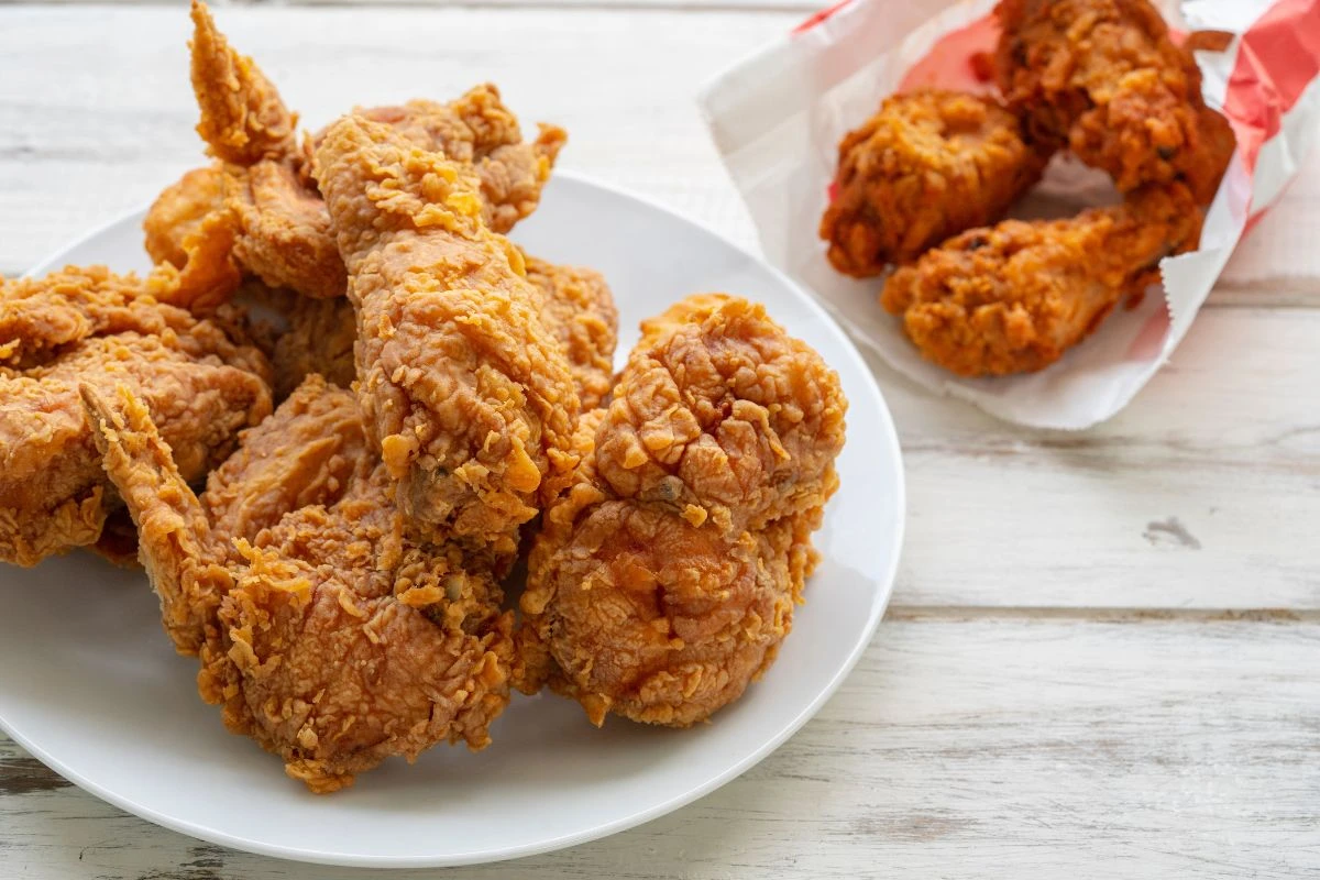 O truque da água: frango empanado sequinho e sem respingos na fritura