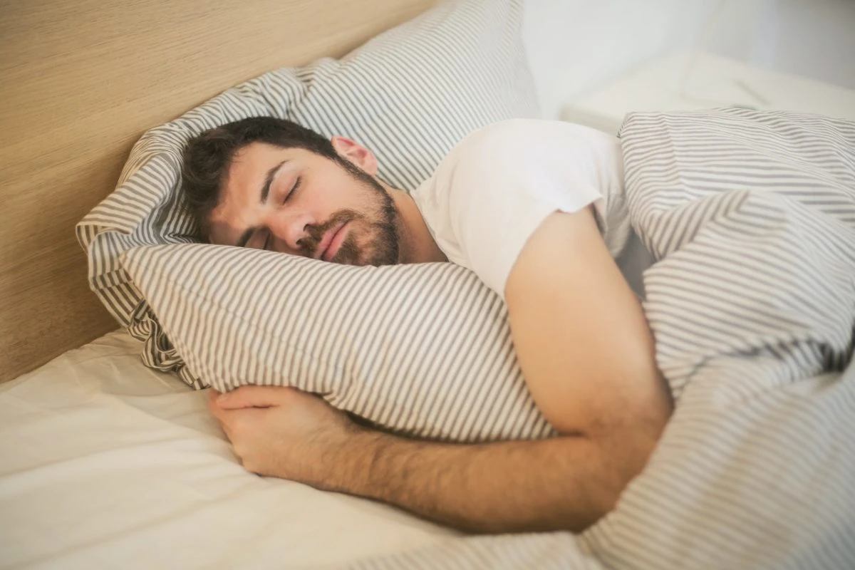 Por que tenho dificuldade para acordar cedo? Especialista explica