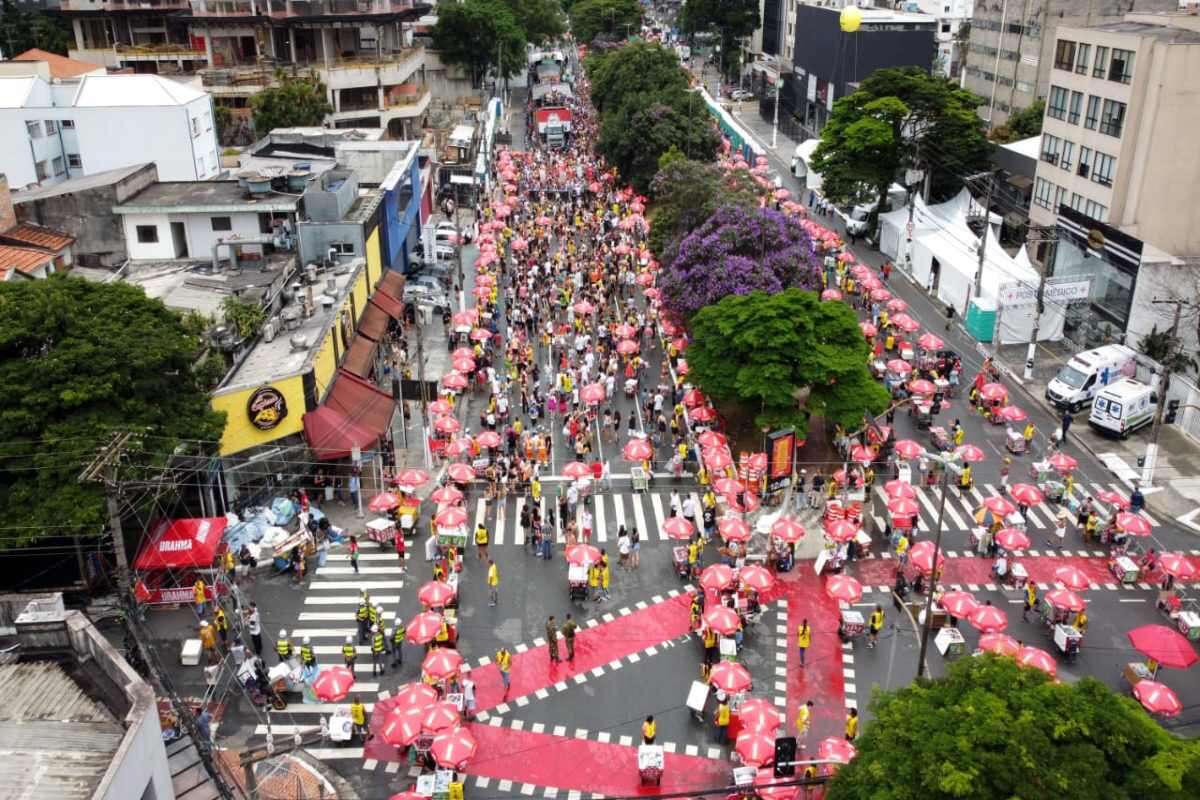 “Rapa” caça bebida Xeque Mate e gera correria entre camelôs em blocos