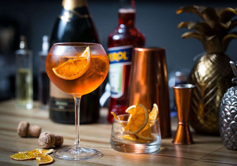 A festa não acabou! Confira como fazer o drink aperol spritz em casa