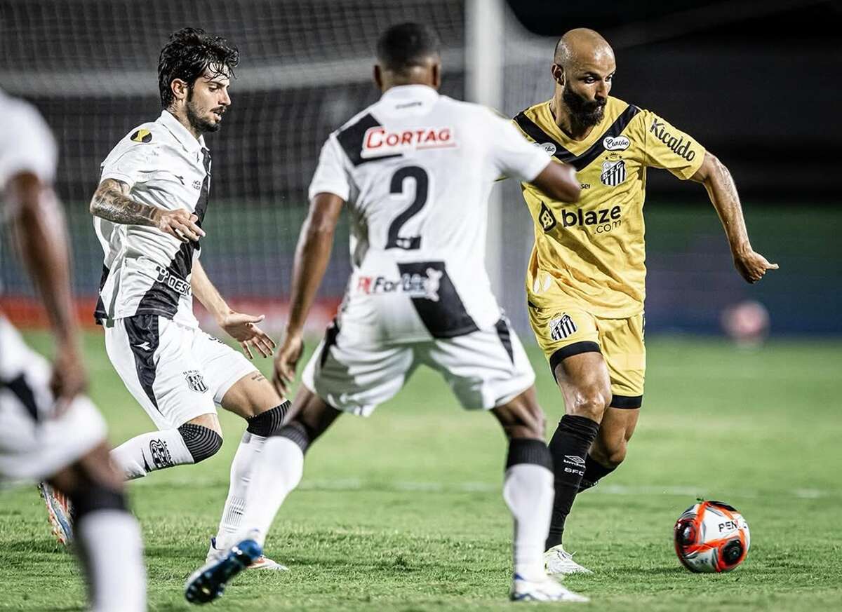 Ponte Preta sai na frente, mas Santos busca empate