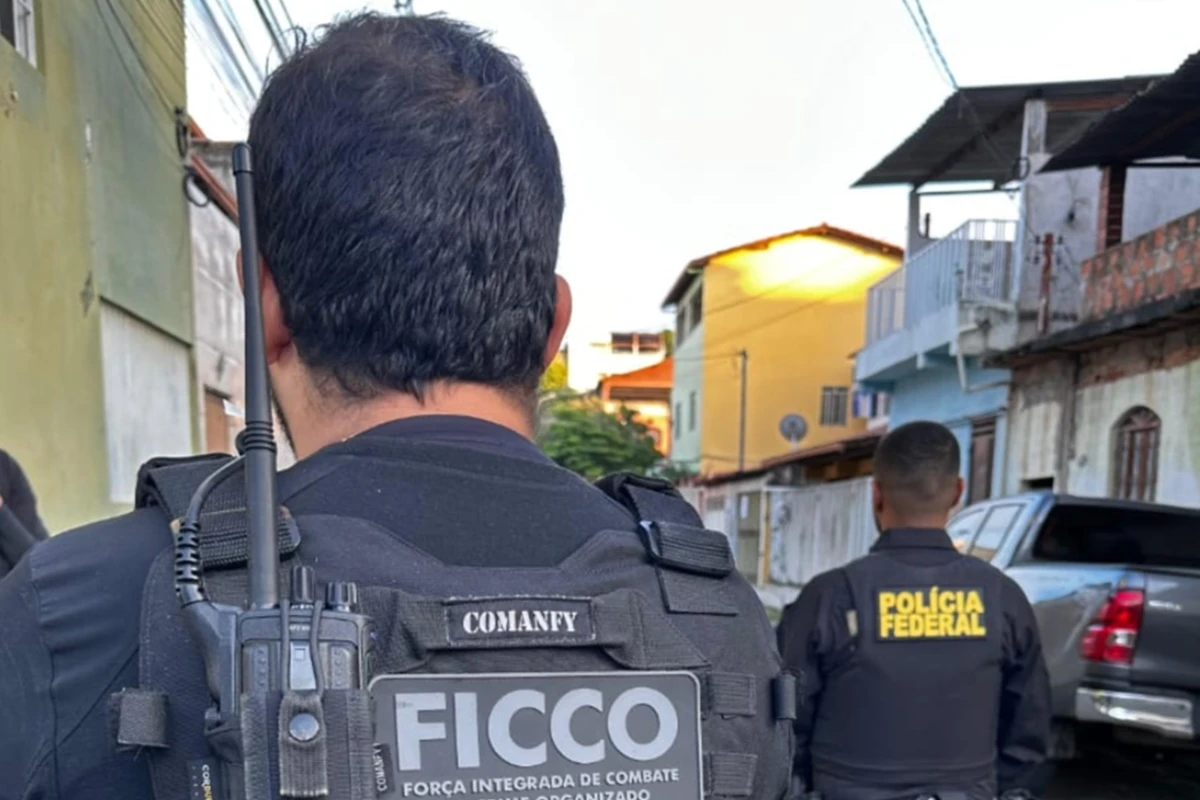 Facção espalha terror em cidade ameaçando rivais com fantoches