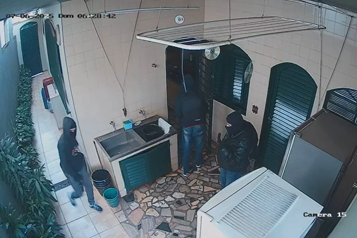Veja momento em que quadrilha invade casa para roubar R$ 1 mi em joias