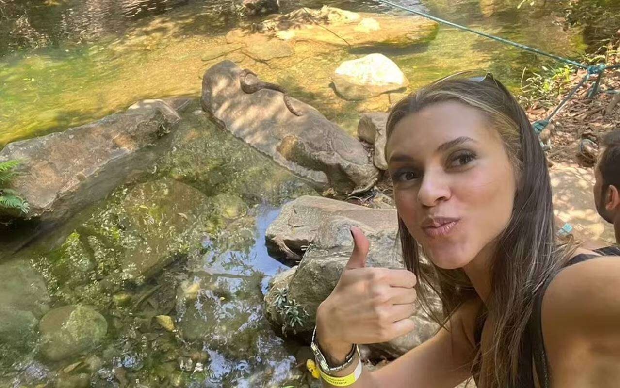 “Impressionada”, diz turista ao ver jiboia em cachoeira de GO. Vídeo