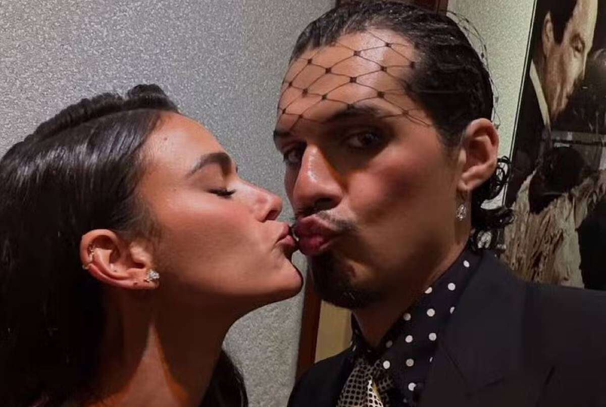 Bruna Marquezine beija cantor gringo após término com João Guilherme