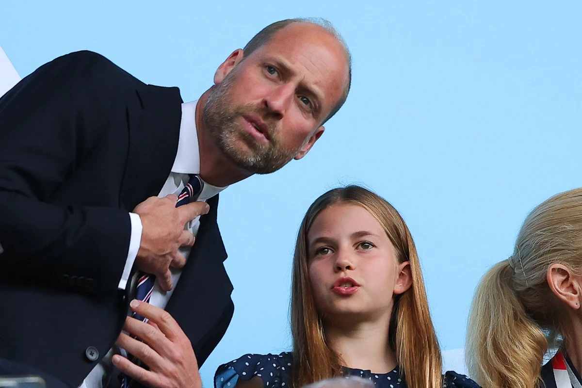 Escritora critica presença da princesa Charlotte em jogo de futebol