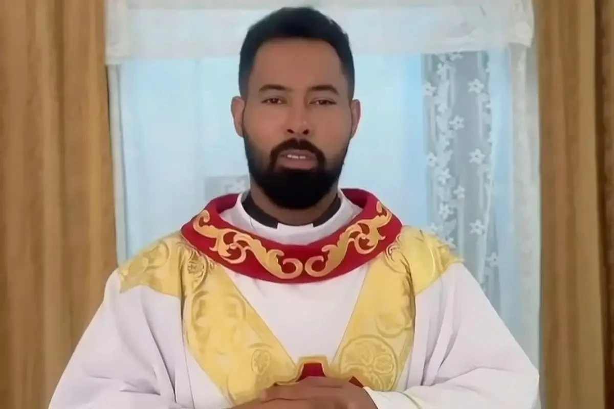 Vídeo: padre é flagrado com noiva de fiel da igreja em casa paroquial