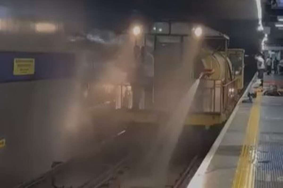 Metrô faz testes e estações afetadas pela chuva seguem fechadas em SP