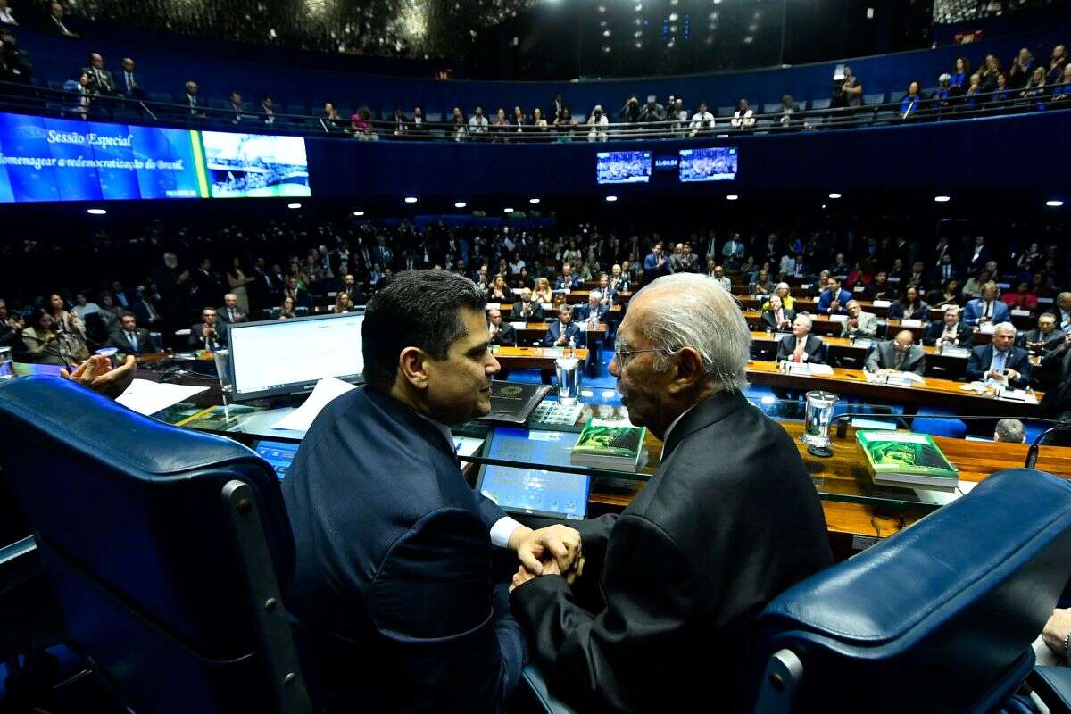 Senado faz homenagem a Sarney pelos 40 anos da redemocratização