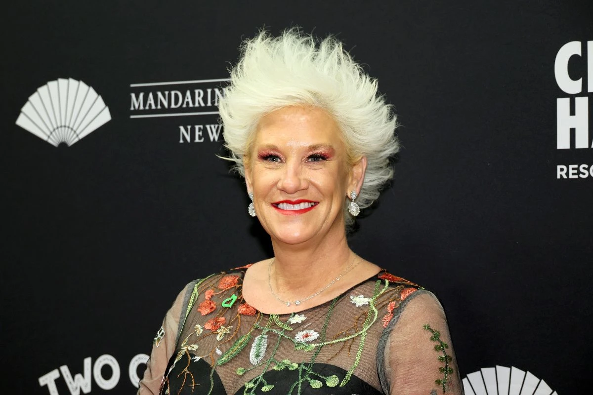Chef Anne Burrell foi encontrada inconsciente ao lado de comprimidos