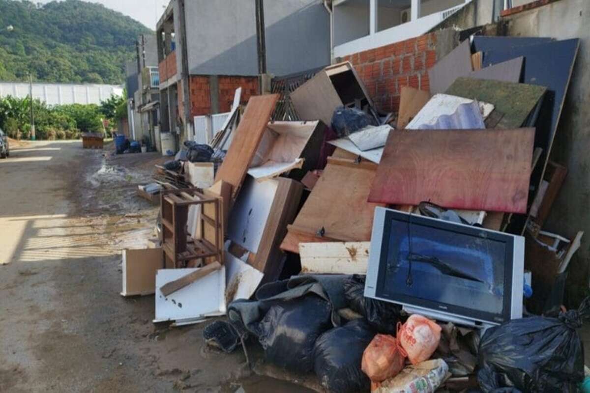 Força-tarefa une moradores e prefeituras por limpeza de SC após chuvas