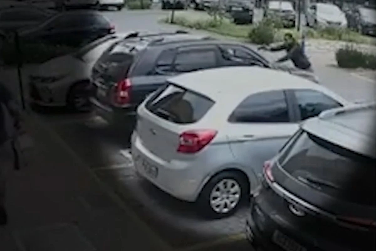 Vídeo: foragido reage à prisão, tenta atropelar policial e é baleado