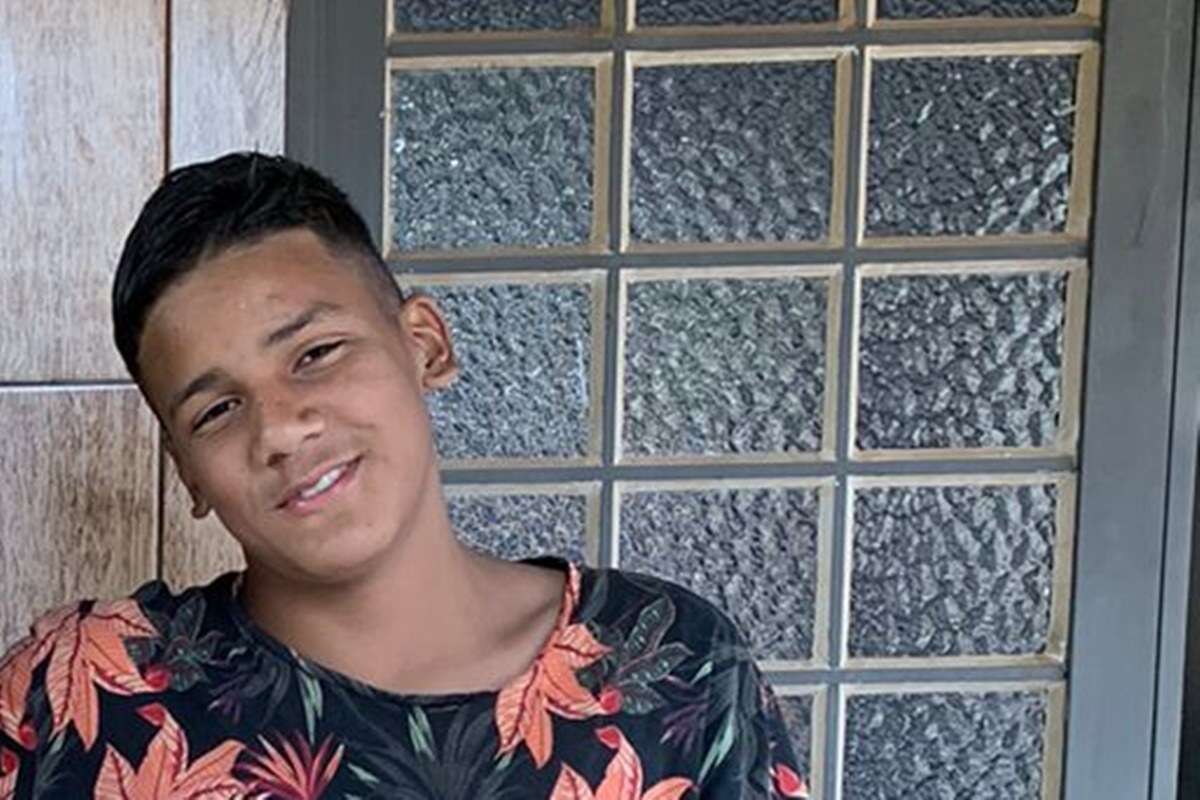 Com ferrões pelo corpo, jovem picado por 4,5 mil abelhas abre os olhos