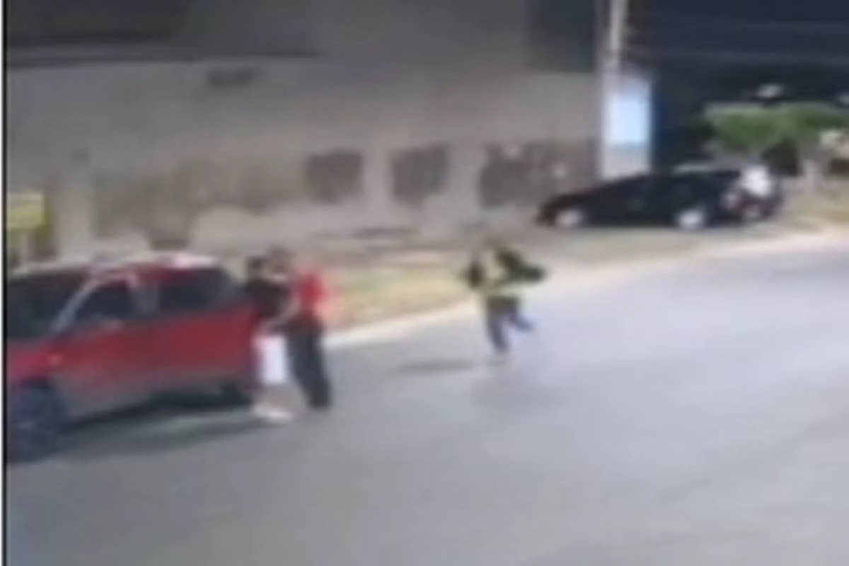 Vídeo. Criminosos rendem homem na rua e roubam carro no DF
