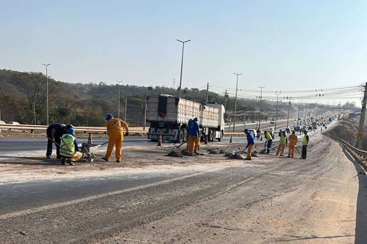 DF: caminhoneiro é autuado por vazamento de 3t de concreto em rodovia