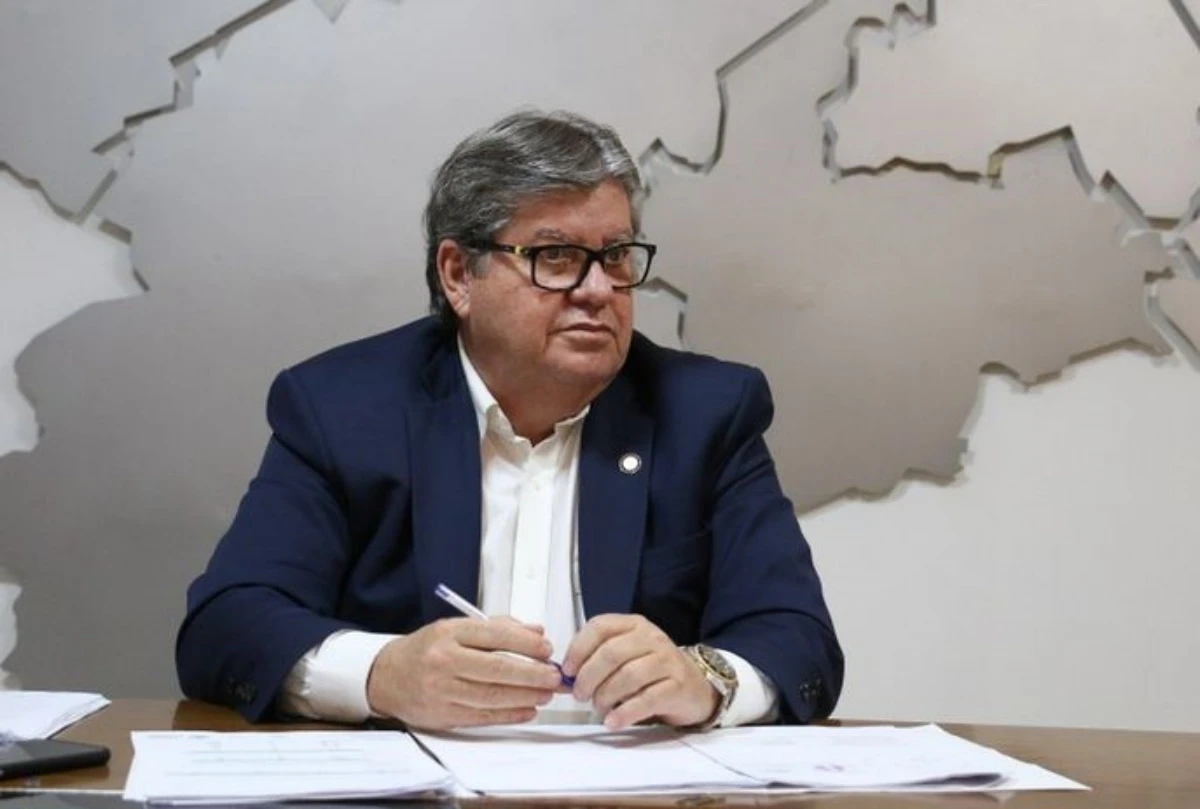 Governador da Paraíba, João Azevêdo, é internado após forte dores