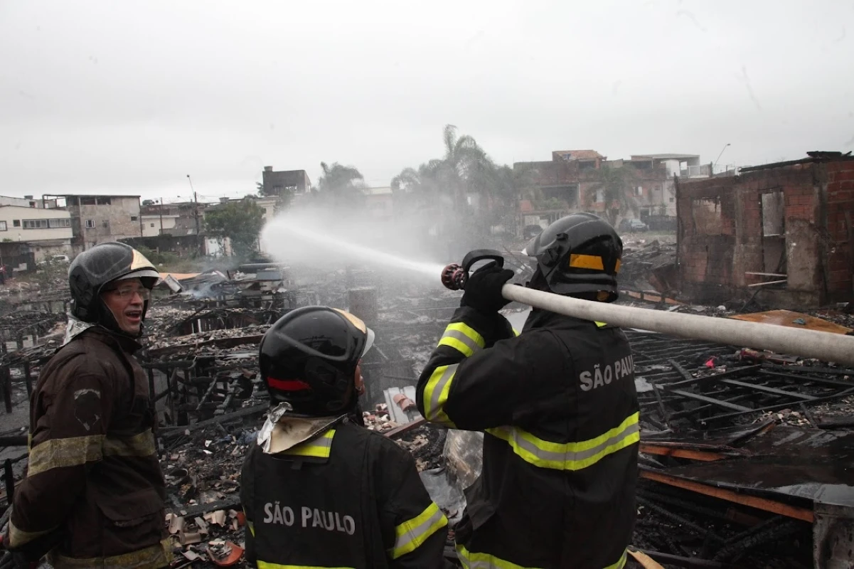 Incêndio em comunidade afeta 100 famílias e prefeitura pede ajuda