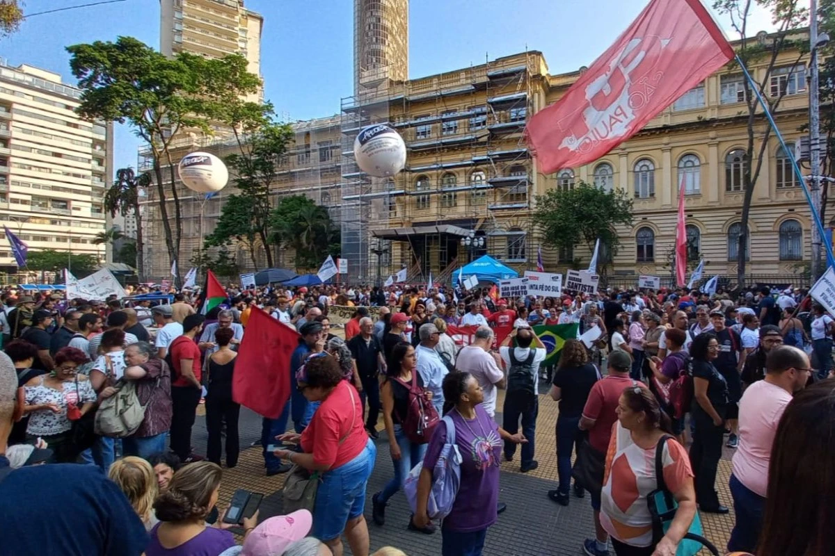 Tarcísio pagará R$ 544 mi de bônus a professores após greve agendada