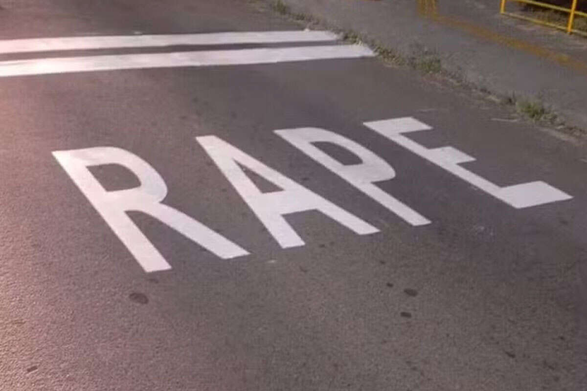 “Rape”: pintura em sinalização de trânsito vira piada após erro