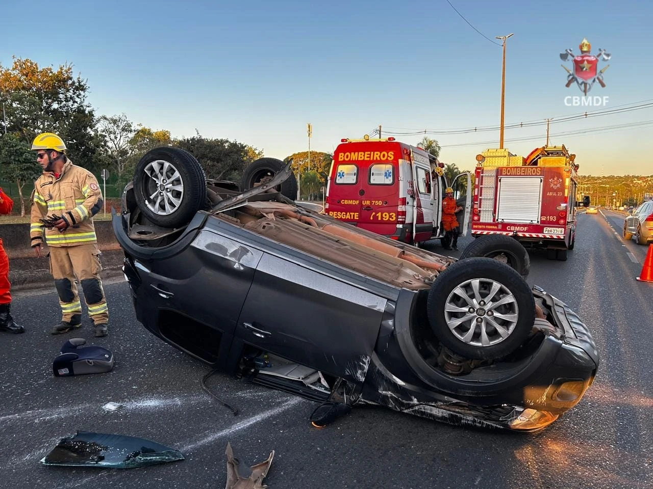Acidente com 5 carros e capotamento perto da Ponte JK afeta trânsito