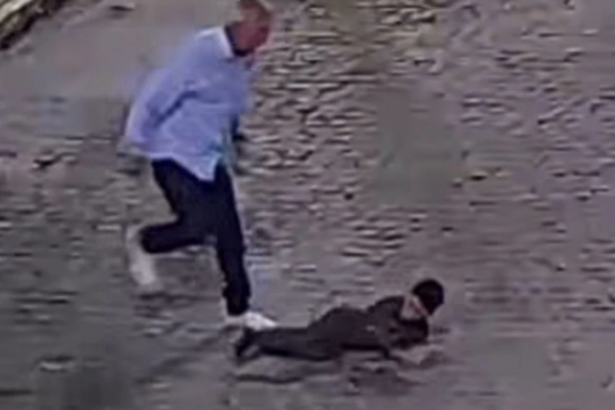 Pai é flagrado agredindo e empurrando filho em via pública em PE