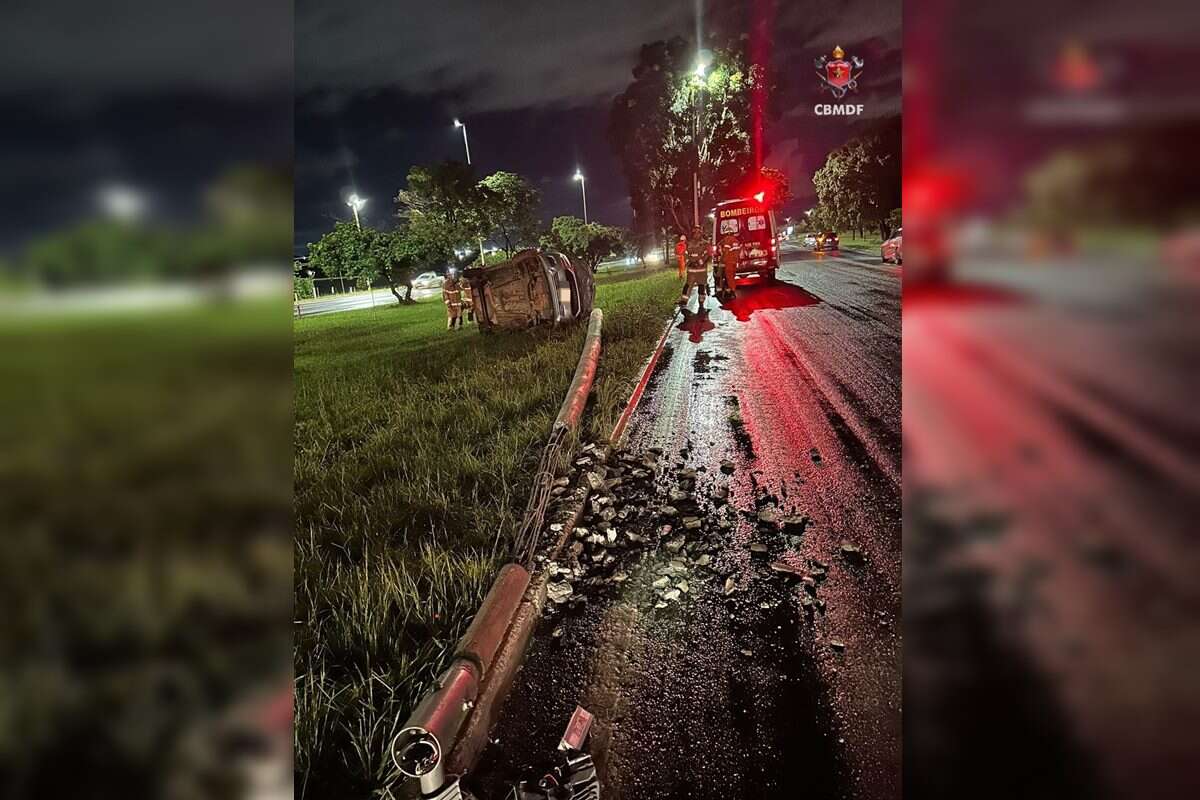 Acidente com carro que derrubou poste em Brasília deixou dois feridos