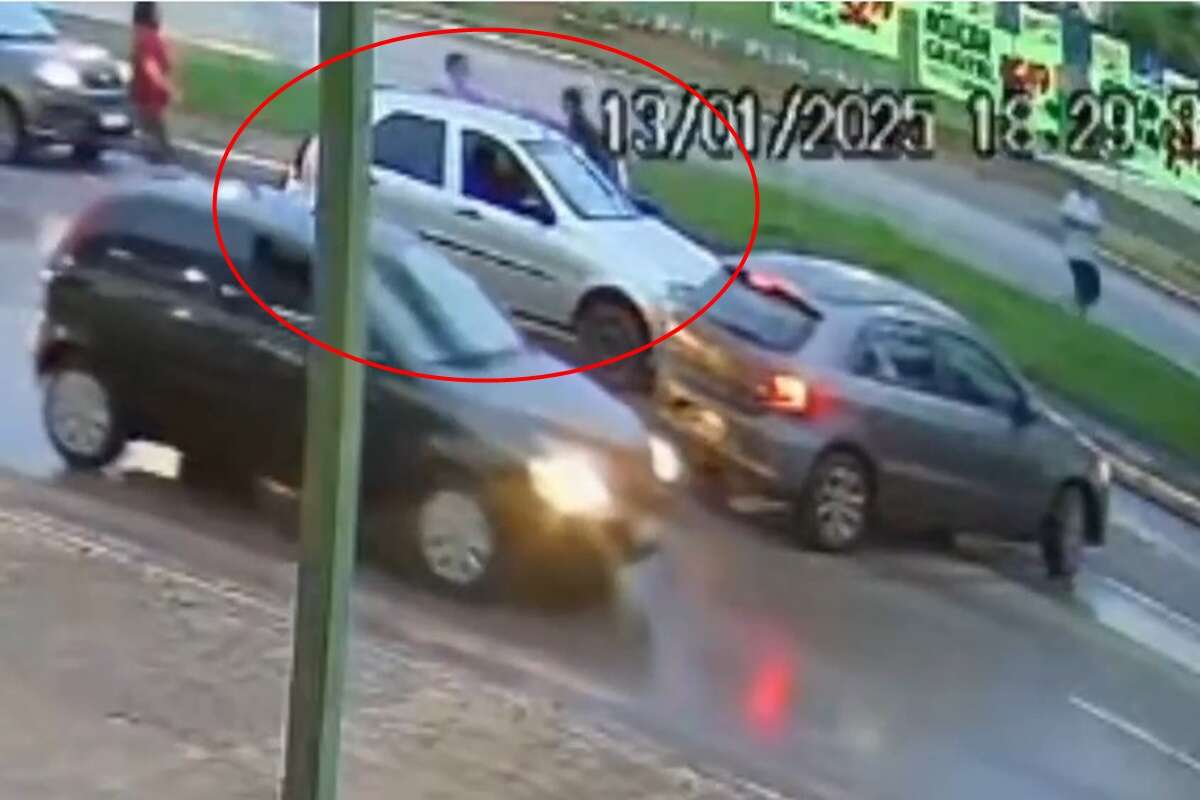 Vídeo mostra mulher lutando com ladrão dentro de carro em movimento