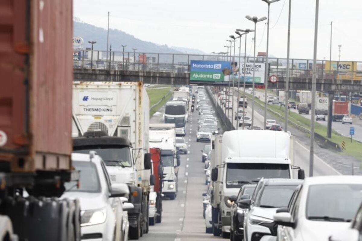 SC: acidentes causam filas quilométricas na BR-101na volta para casa