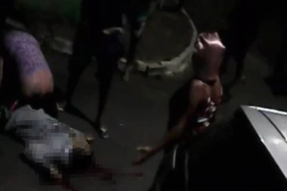 Desesperada, mãe chora sobre corpo de adolescente morto no DF. Vídeo